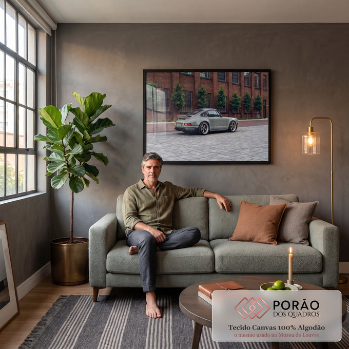 Porsche 911 clássico cinza com rodas douradas em rua de paralelepípedos e prédio de tijolos, quadro decorativo