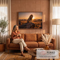 Quadro Decorativo Grande Leão na Savana Dourado para Sala | quadros decorativos para sala de estar | leão em pé sobre rocha com juba dourada contra céu de pôr do sol na savana | em ambiente 3 | Porao dos Quadros