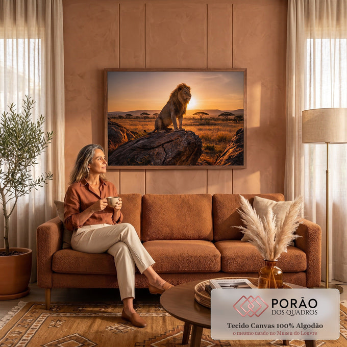 Quadro Decorativo Grande Leão na Savana Dourado para Sala | quadros decorativos para sala de estar | leão em pé sobre rocha com juba dourada contra céu de pôr do sol na savana | em ambiente 3 | Porao dos Quadros