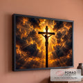Jesus crucificado em cruz de madeira diante de raios de luz dourada e nuvens escuras, quadro decorativo