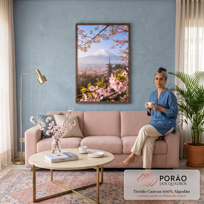 Quadro Decorativo Grande Paisagem Monte Fuji para Sala Rosa | quadros decorativos para sala de estar | Monte Fuji nevado com pagoda vermelha entre flores de cerejeira rosa em primeiro plano | em ambiente 3 | Porao dos Quadros