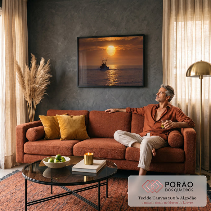 Quadro Decorativo Grande Barco de Pesca Pôr do Sol para Sala | quadros decorativos para sala de estar | silhueta de barco de pesca navegando sob sol dourado ao entardecer no mar | em ambiente 3 | Porao dos Quadros