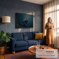 Águia rabalva pousada em rocha com musgo, olhar altivo e fundo azul petróleo escuro, quadro decorativo