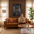Coruja em close de perfil com olhos laranja e penas marrons sobre fundo escuro, quadro decorativo