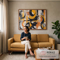 Quadro Decorativo Grande Abstrato Círculos Amarelo para Sala | quadros decorativos para sala de estar | círculos abstratos em preto e amarelo mostarda sobre fundo bege com toques de laranja | em ambiente 3 | Porao dos Quadros