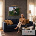 Quadro Decorativo Grande Águia Americana Voo para Sala | quadros decorativos para sala de estar | águia de cabeça branca voando com asas abertas sobre fundo verde desfocado | em ambiente 3 | Porao dos Quadros