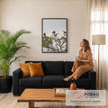 Quatro tucanos de bico laranja pousados em galhos de árvore com folhagem verde e céu claro, quadro decorativo