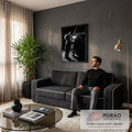 Menino pequeno tocando o farol de um Porsche esportivo em fotografia preto e branco, quadro decorativo