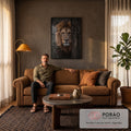 Quadro Decorativo Grande Leão Escondido para Sala Marrom | quadros decorativos para sala de estar | leão com juba dourada espreitando atrás de um tronco de árvore, olhar fixo | em ambiente 3 | Porao dos Quadros