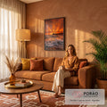 Pôr do sol laranja com raios de luz no céu, píer de madeira e ondas quebrando na praia, quadro decorativo