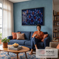 Quadro Decorativo Grande Lírios Azuis para Sala Azul | quadros decorativos para sala de estar | lírios azul-marinho com estames laranja e gotas de orvalho sobre fundo escuro | em ambiente 3 | Porao dos Quadros