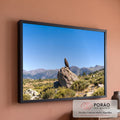 Águia marrom pousada em rocha com montanhas e céu azul limpo ao fundo, fotografia, quadro decorativo
