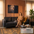 Leoa em close com olhos verdes intensos, pelagem marrom e capim na boca sobre fundo escuro, quadro decorativo