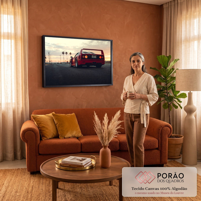 Ferrari F40 vermelha de traseira, lanternas acesas, em estrada com palmeiras ao pôr do sol, quadro decorativo