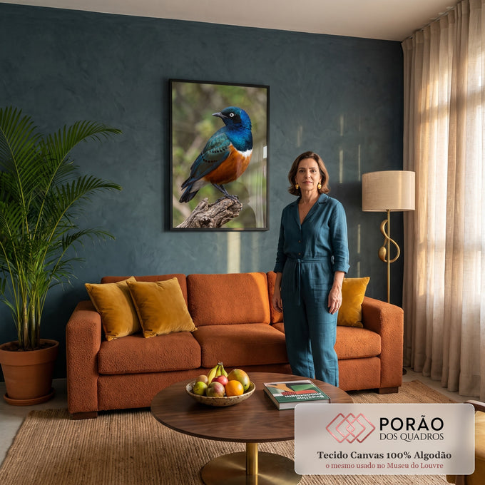 Estorninho soberbo azul iridescente com peito laranja pousado em tronco seco, fundo verde, quadro decorativo