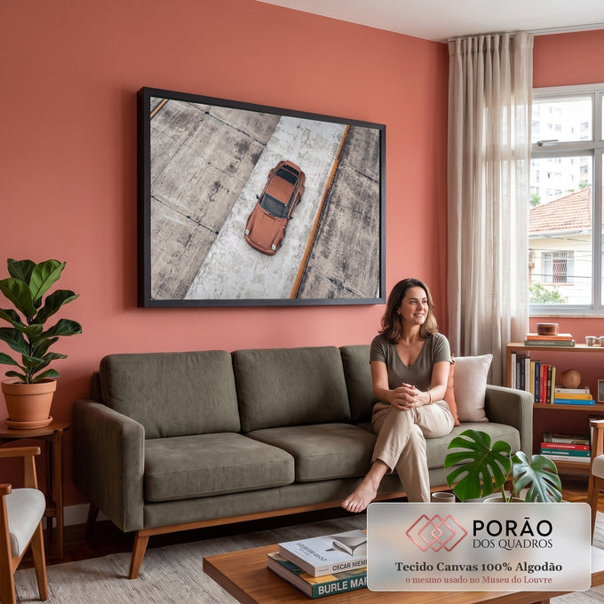 Quadro Decorativo Grande Carro Vista Aérea para Sala Laranja | quadros decorativos para sala de estar | carro esportivo laranja visto de cima sobre pista de concreto cinza | em ambiente 3 | Porao dos Quadros