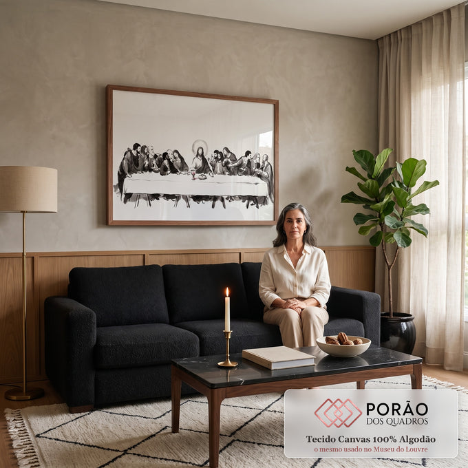 Quadro Decorativo Grande Santa Ceia para Sala Preto | quadros decorativos para sala de estar | Última Ceia recriada em tinta preto e branco com halo dourado e cálice vermelho | em ambiente 3 | Porao dos Quadros