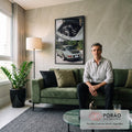 Porsche 911 verde-sálvia com motor traseiro exposto e vista traseira em piso de pedra, quadro decorativo