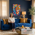 Quadro Decorativo Grande Nossa Senhora Véu Azul para Sala | quadros decorativos para sala de estar | Nossa Senhora de véu azul abraçando o Menino Jesus com auréolas douradas e fundo colorido | em ambiente 3 | Porao dos Quadros