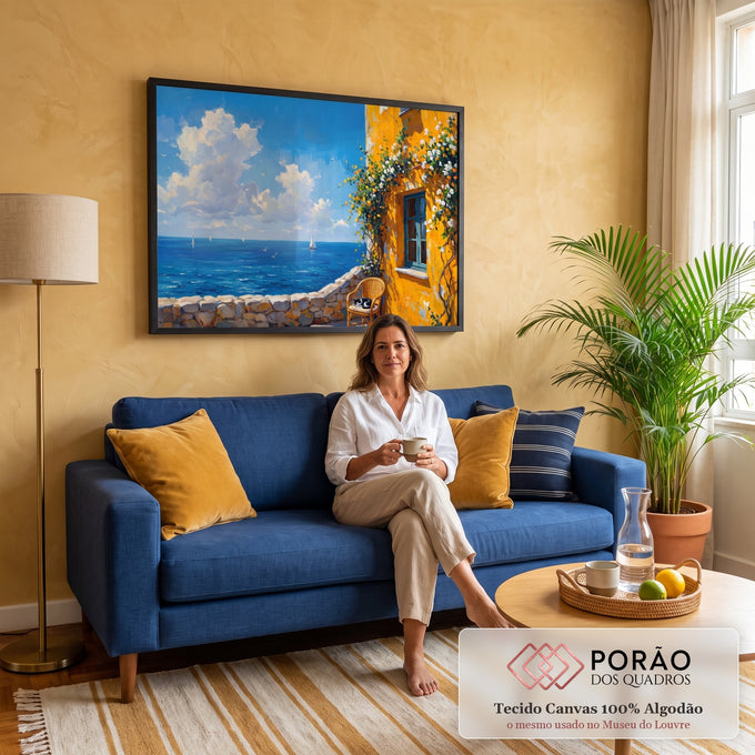 Quadro Decorativo Grande Casa Amarela para Sala Amarelo | quadros decorativos para sala de estar | casa amarela com flores, janela azul, gato dormindo e veleiros no mar | em ambiente 3 | Porao dos Quadros