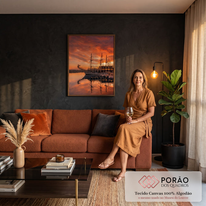 Galeão com mastros refletido na água do porto sob céu laranja de pôr do sol e gaivotas, quadro decorativo