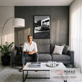 Porsche 911 Singer clássico em fotografia preto e branco diante de prédio moderno, quadro decorativo