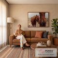 Dois cavalos alazões de crina dourada, um em close, em campo seco com neblina, quadro decorativo