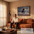 Cavalo negro de crina dourada galopando entre poeira e nuvens de tempestade, quadro decorativo