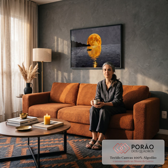 Quadro Decorativo Grande Lua Dourada para Sala Laranja | quadros decorativos para sala de estar | lua cheia laranja refletida no mar com pequeno barco e penhascos ao fundo | em ambiente 3 | Porao dos Quadros