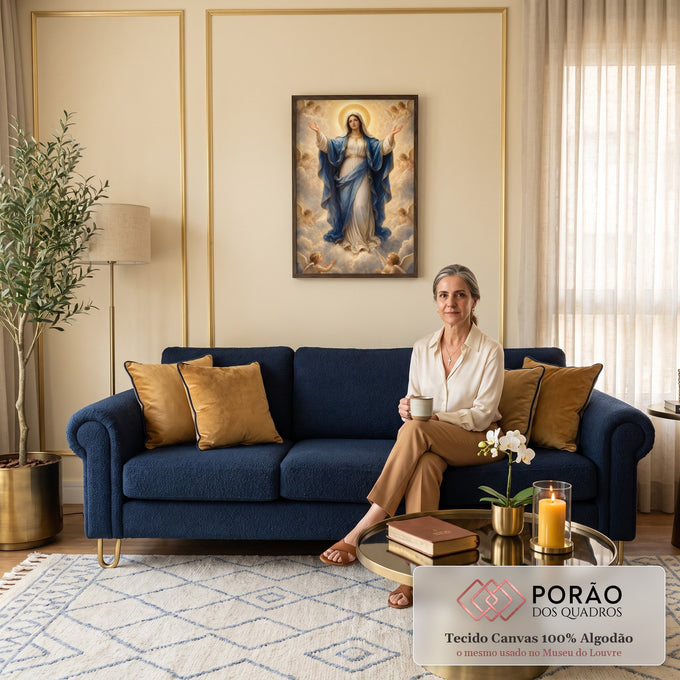 Quadro Decorativo Grande Nossa Senhora Anjos para Sala Azul | quadros decorativos para sala de estar | Nossa Senhora de manto azul e halo dourado cercada por anjos entre nuvens | em ambiente 3 | Porao dos Quadros