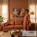 Rosto de mulher negra com pintura tribal, flores íris costuradas e bolhas em fundo dourado, quadro decorativo
