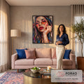 Quadro Decorativo Grande Mulher de Óculos para Sala Rosa | quadros decorativos para sala de estar | retrato de mulher com óculos rosa e cabelo colorido em pintura texturizada | em ambiente 3 | Porao dos Quadros