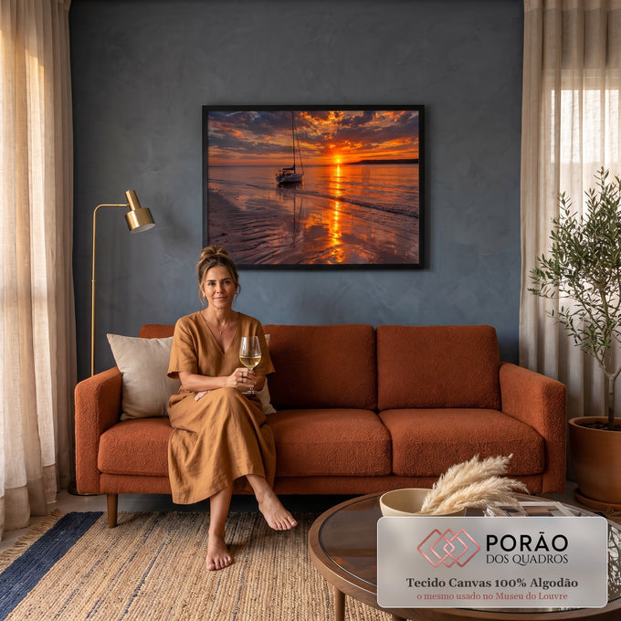 Quadro Decorativo Grande Veleiro Mar para Sala | quadros decorativos para sala de estar | veleiro branco ancorado em mar calmo durante pôr do sol laranja intenso | em ambiente 3 | Porao dos Quadros