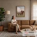 Quadro Decorativo Grande Dois Cavalos para Sala Marrom | quadros decorativos para sala de estar | dois cavalos castanhos correndo lado a lado em campo aberto sob céu nublado | em ambiente 3 | Porao dos Quadros