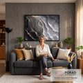 Quadro Decorativo Grande Ondas do Mar para Sala Preto | quadros decorativos para sala de estar | vista aérea abstrata de ondas e rochas em preto, branco e veios dourados | em ambiente 3 | Porao dos Quadros