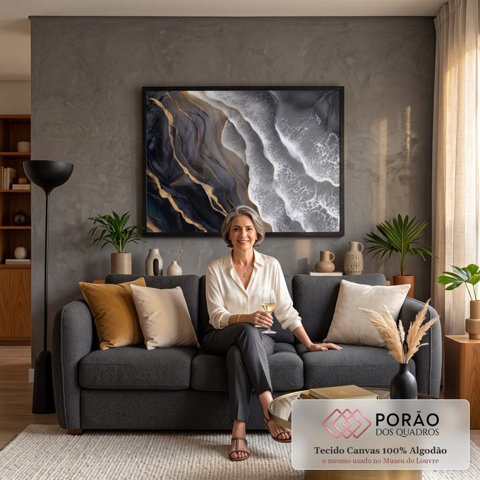 Quadro Decorativo Grande Ondas do Mar para Sala Preto | quadros decorativos para sala de estar | vista aérea abstrata de ondas e rochas em preto, branco e veios dourados | em ambiente 3 | Porao dos Quadros