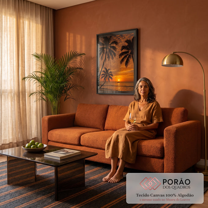 Quadro Decorativo Grande Pôr do Sol Palmeiras para Sala | quadros decorativos para sala de estar | silhueta de palmeiras contra céu laranja de pôr do sol com barco ao longe | em ambiente 3 | Porao dos Quadros