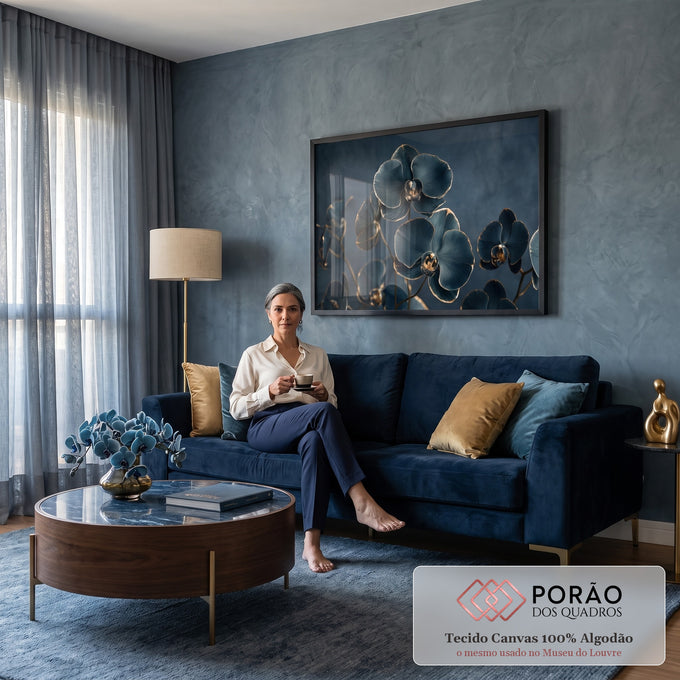 Quadro Decorativo Grande Orquídeas Petróleo para Sala Azul | quadros decorativos para sala de estar | orquídeas azul petróleo com bordas douradas sobre fundo escuro desfocado | em ambiente 3 | Porao dos Quadros
