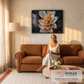 Quadro Decorativo Grande Flor Abstrata para Sala Laranja | quadros decorativos para sala de estar | flor abstrata digital com pétalas brancas e centro laranja em espiral sobre fundo preto | em ambiente 3 | Porao dos Quadros