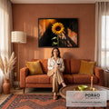 Girassol amarelo com gotas de orvalho iluminado por raio de sol em muro rústico laranja, quadro decorativo