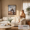 Cavalo branco atrás de cerca de madeira rústica com céu nublado e colinas ao fundo, quadro decorativo