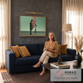 Casal surreal com homem de musgo e cartola e mulher de bolinhas entre corações vermelhos, quadro decorativo