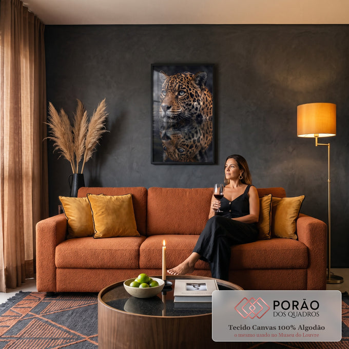 Onça pintada de olhos claros com a cabeça fora da água escura e reflexo espelhado, quadro decorativo