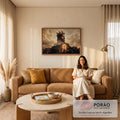 Quadro Decorativo Grande Jesus Coroa Dourada para Sala | quadros decorativos para sala de estar | rosto de Jesus com coroa de espinhos e dourada sobre montanha com três cruzes e túmulo iluminado | em ambiente 3 | Porao dos Quadros