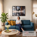 Cavalo negro empinado com reflexo em piso espelhado de saguão envidraçado e névoa, quadro decorativo