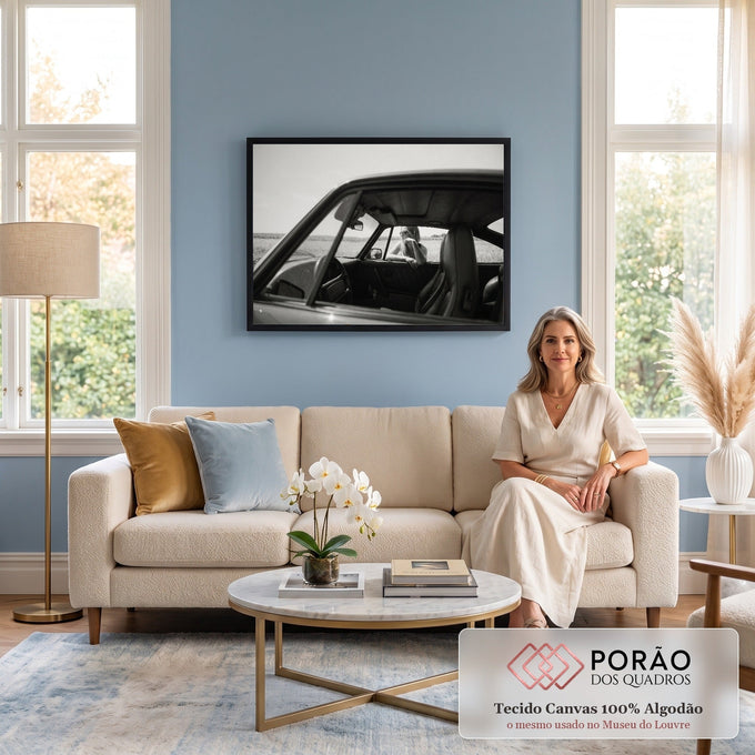 Porsche 911 antigo visto por dentro e mulher de óculos escuros apoiada na janela no campo, quadro decorativo