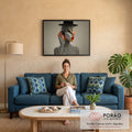 Mulher surreal com listras preto e branco, cartola preta, lábios vermelhos e unhas laranja, quadro decorativo