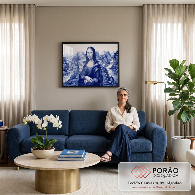 Mona Lisa pintada em azul cobalto estilo azulejo, com rios e montanhas ao fundo, quadro decorativo