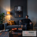 Muscle car preto molhado de chuva com farol laranja aceso refletido no asfalto, quadro decorativo