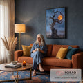 Árvore seca retorcida com galhos em espiral envolvendo lua cheia laranja no deserto azul, quadro decorativo